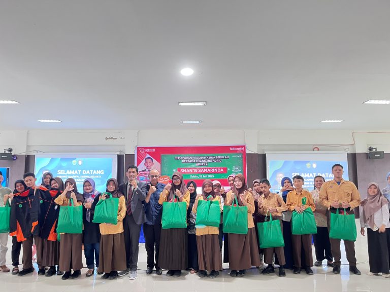 Penyerahan seragam gratis oleh SMA N 16 Samarinda.