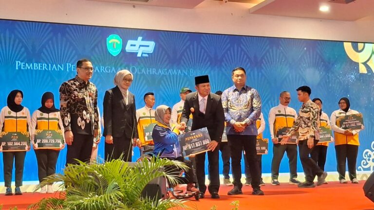 Bonus Lunas! Kaltim Serahkan Rp 80,7 M ke Insan Olahraga