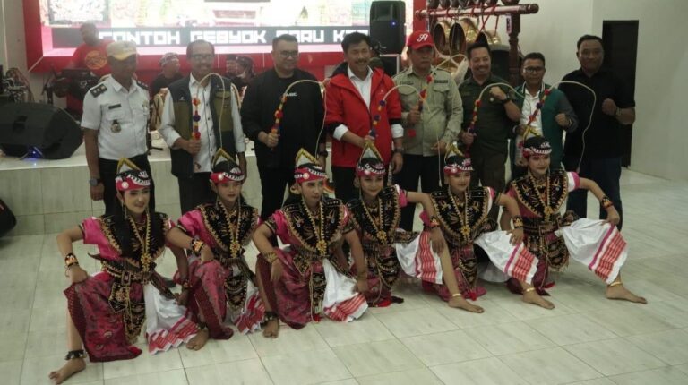 Bupati Kukar Serahkan Bantuan Gamelan dan Alat Olahraga di Maluhu