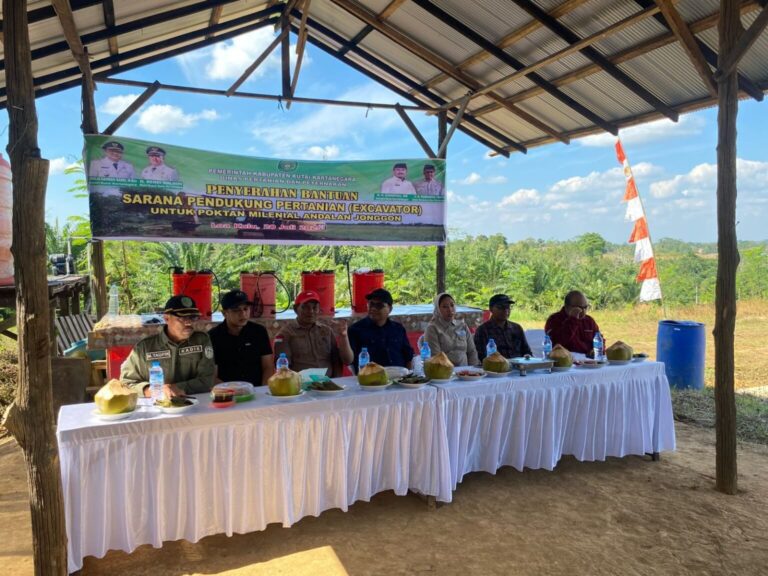 Bupati Kukar Tinjau dan Salurkan Bantuan untuk Petani di Loa Kulu, Dorong Modernisasi Pertanian