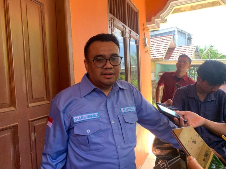 Bupati Kukar Tinjau Rumah Warga Rusak Akibat Longsor di Gunung Pegat