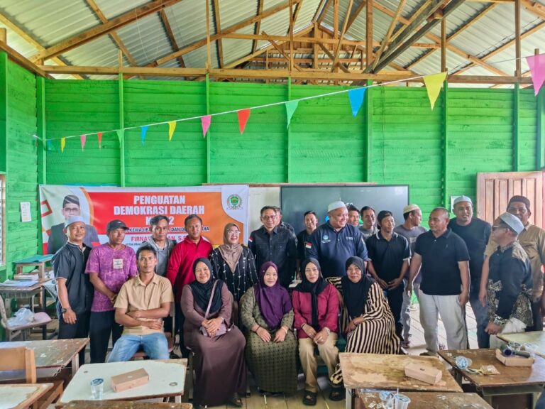 Firnadi Ikhsan Soroti Ketimpangan Pembangunan dalam Penguatan Demokrasi Daerah ke-12 di Desa Sedulang