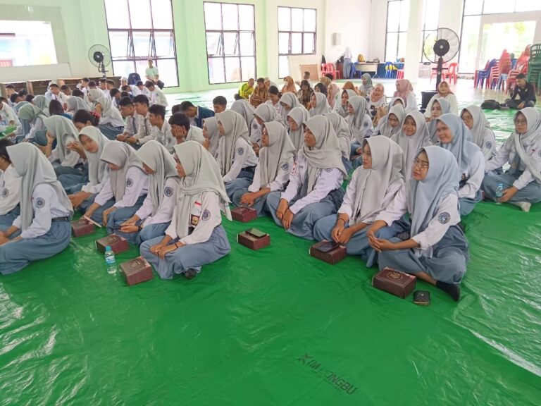 Harum-Seno Mulai Salurkan Seragam Gratis untuk Puluhan Ribu Siswa Baru