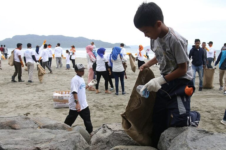 Pemprov Kaltim Genjot Aksi Bersih Laut, Dorong Kesadaran Nelayan dan Jaga Ekosistem Biru