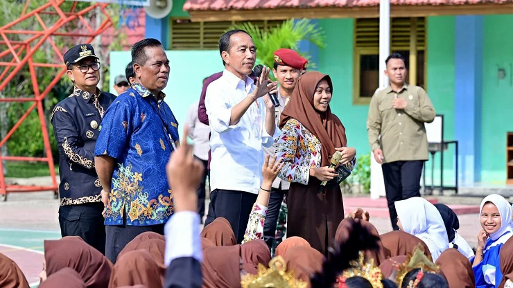 Jokowi-Tinjau-Fasilitas-Pendidikan