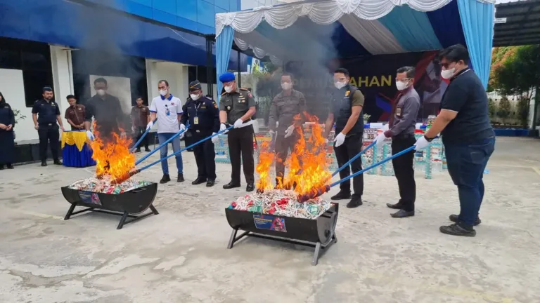 Bea Cukai Samarinda Musnahkan Rokok dan Miras Ilegal Senilai Rp 1,8 Miliar
