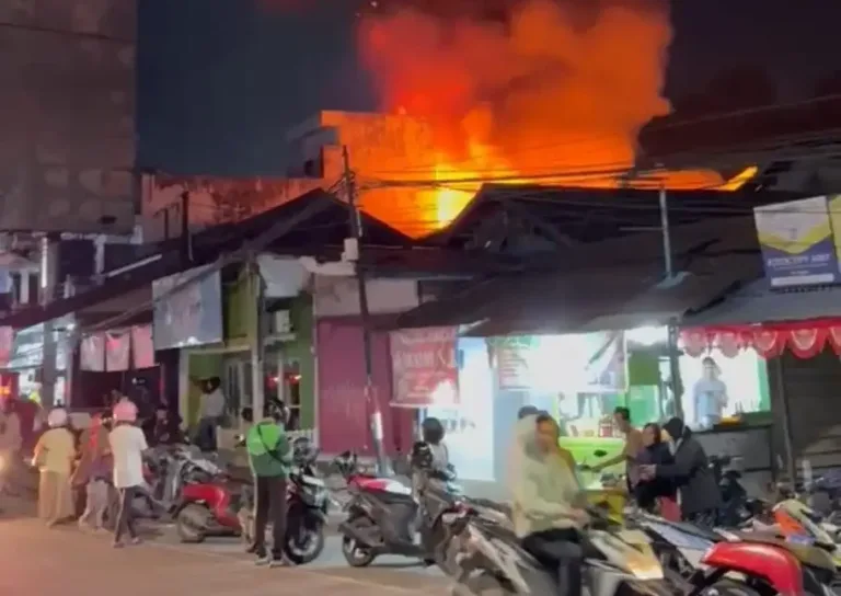Kebakaran di Kawasan Juanda 11 Samarinda, Seorang Nenek Selamat, Relawan Terluka