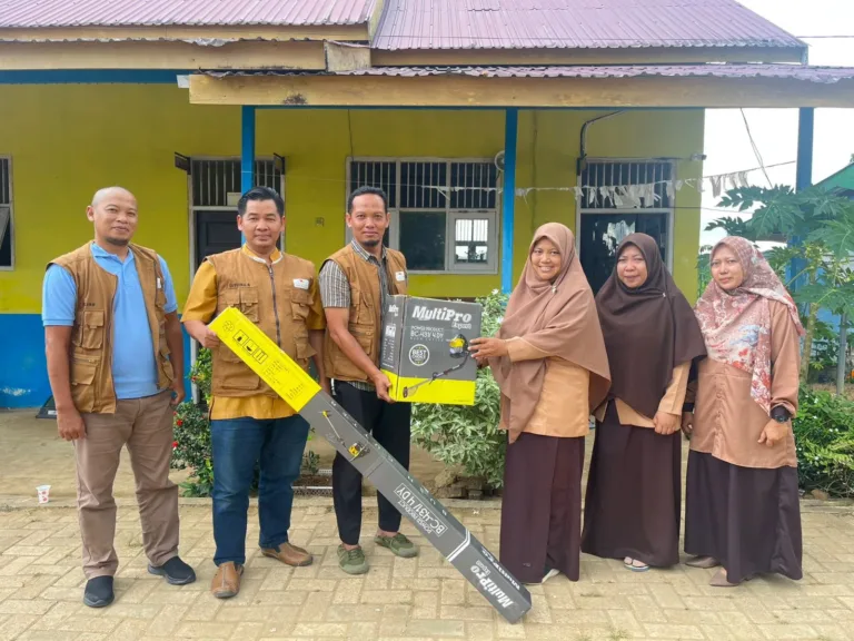Rumah Aspirasi Firnadi Ikhsan Salurkan Bantuan Mesin Rumput untuk MI Bina Insan Loa Kulu